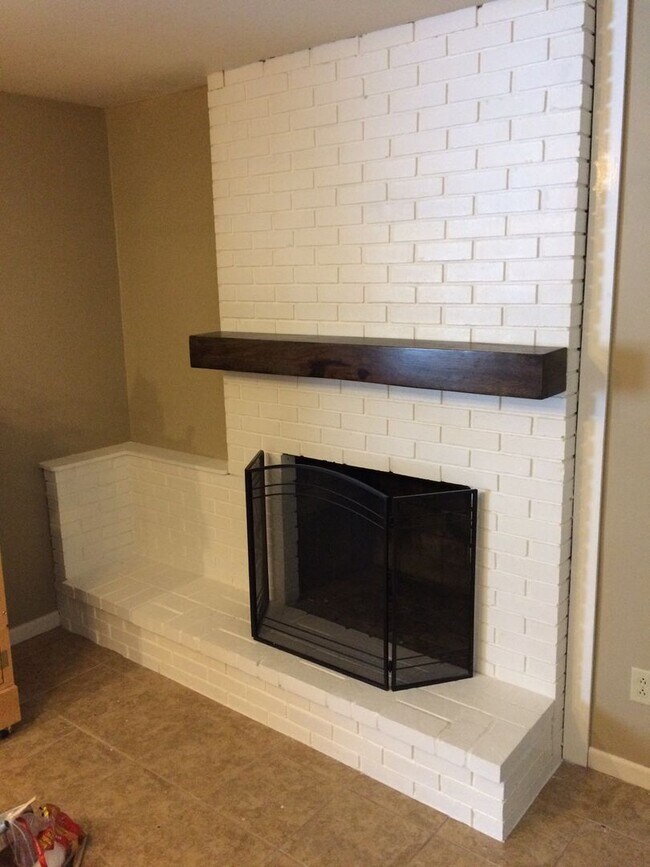 Building Photo - Spacious 3BR/2BA Ranch Home with 1,734 Sq.Ft. and a 2-Car Garage in a Great Neighborhood Close to...