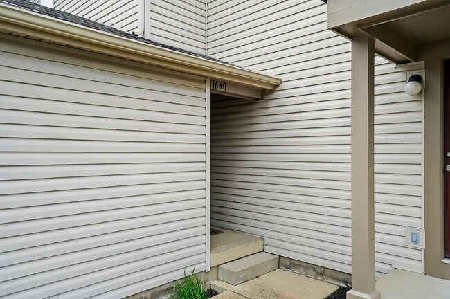 Building Photo - 1630 Holland Dr