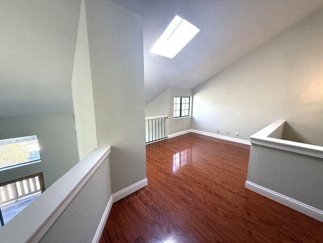 Building Photo - SPACIOUS TWO BEDROOM TWO AND HALF BATH + L...