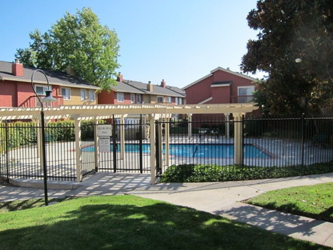 Building Photo - Large Evergreen Townhome