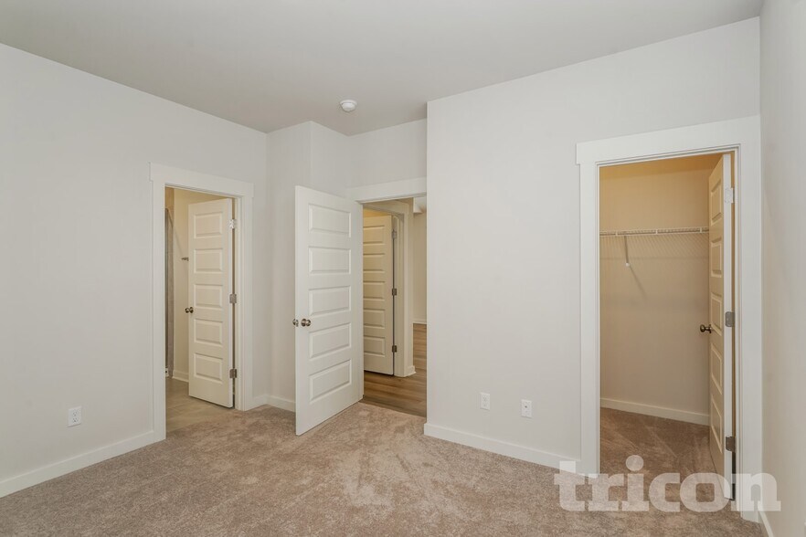 Building Photo - 361 Park Glen Dr