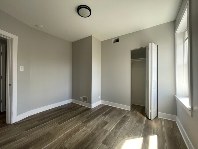 Building Photo - 722 N Austin Blvd