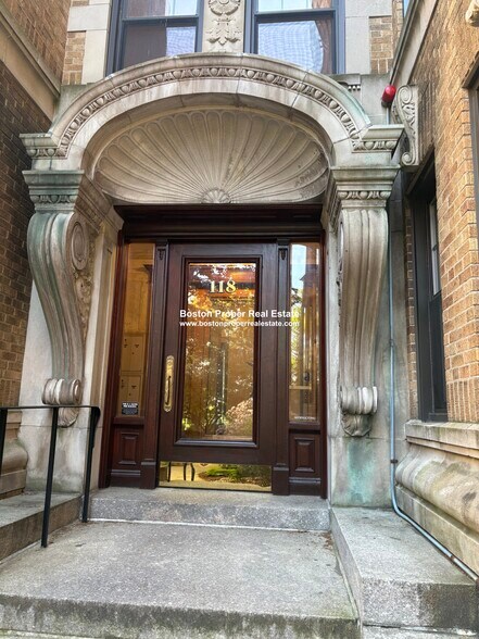 Building Photo - 118 Riverway St