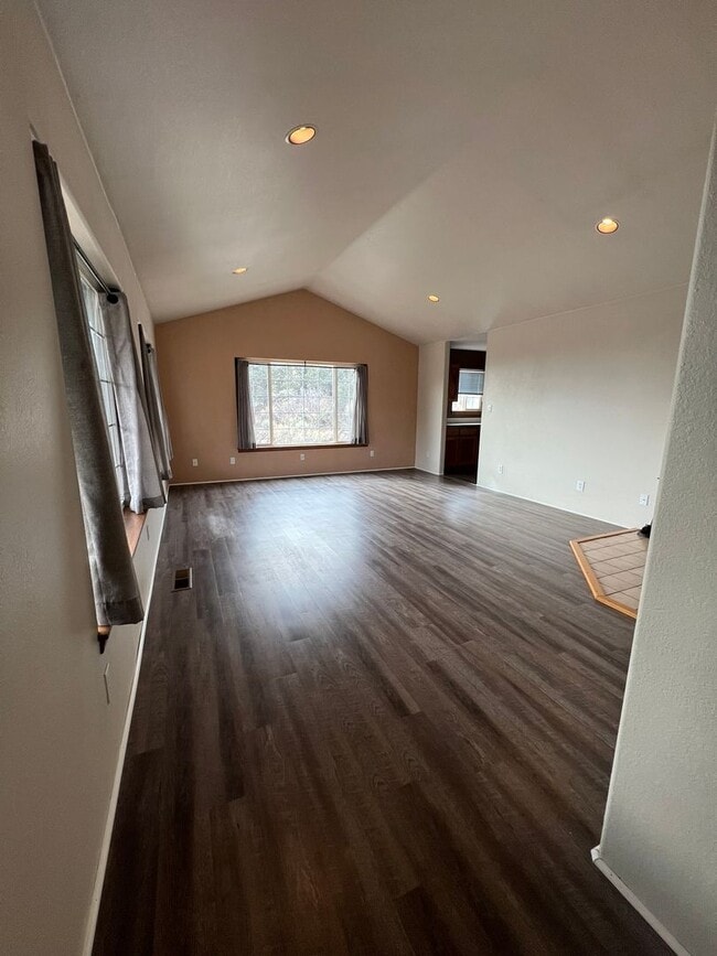 Building Photo - Newly Painted 3 Bedroom, 2 Bathroom Home