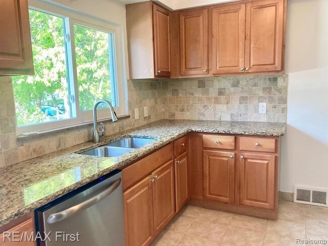 Building Photo - 421 E Farnum Ave
