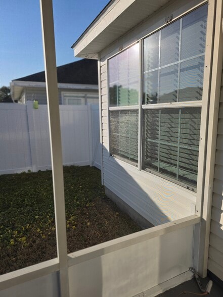 Screened Patio side yard - 5577 Centerbrook Pl