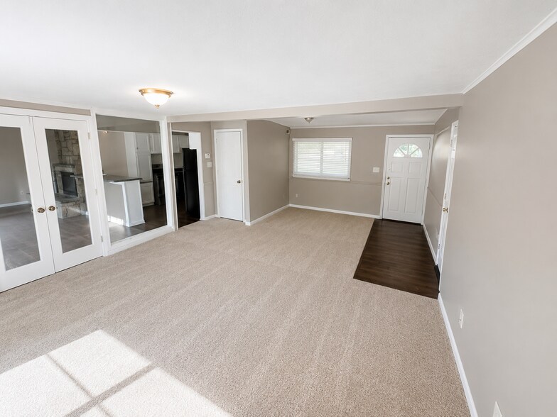 Building Photo - 2505 Maplewood Dr