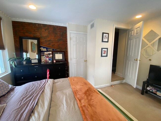 Building Photo - 2 BEDROOM IN THE SOUTHSIDE SLOPES- Available August 5!