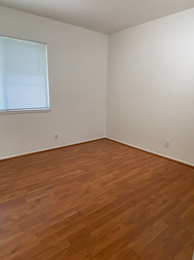 Building Photo - Single Story RSM house with HUGE yard!