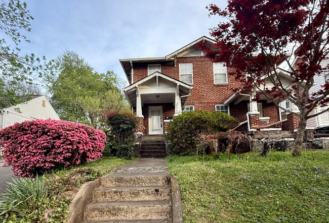 Primary Photo - 2030 Emoriland Blvd