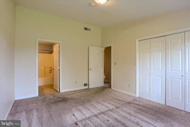 Building Photo - 5 Eastwick Ct