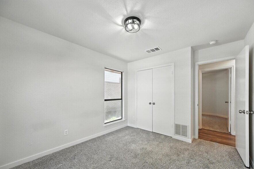 Building Photo - 4901 Tree Top Ln