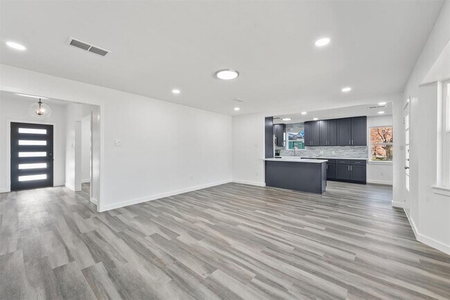 Building Photo - 205 Elmwood St