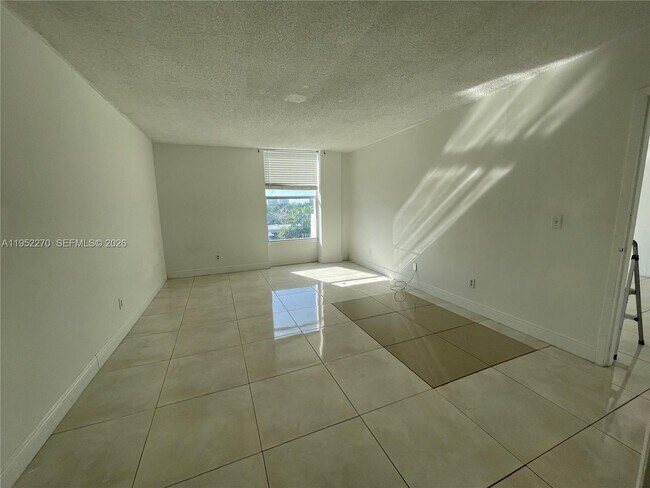 Building Photo - 2000 NE 135th St