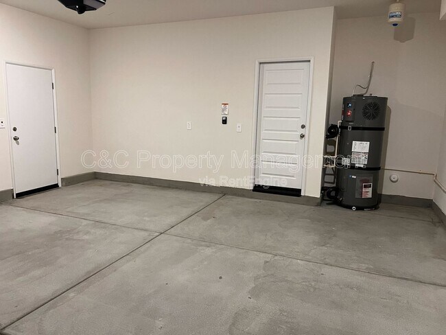 Building Photo - 2084 Mandarin Ln