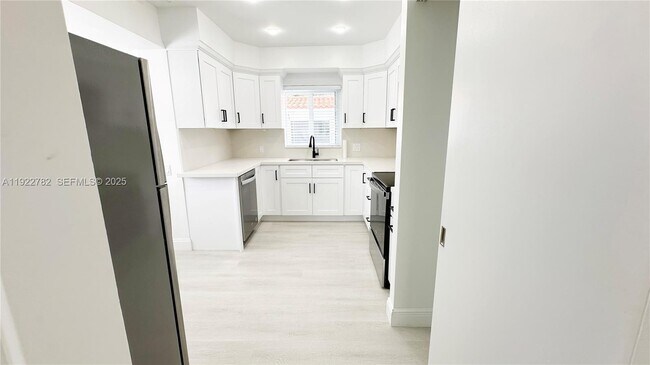 Building Photo - 2240 SW 16th Ct