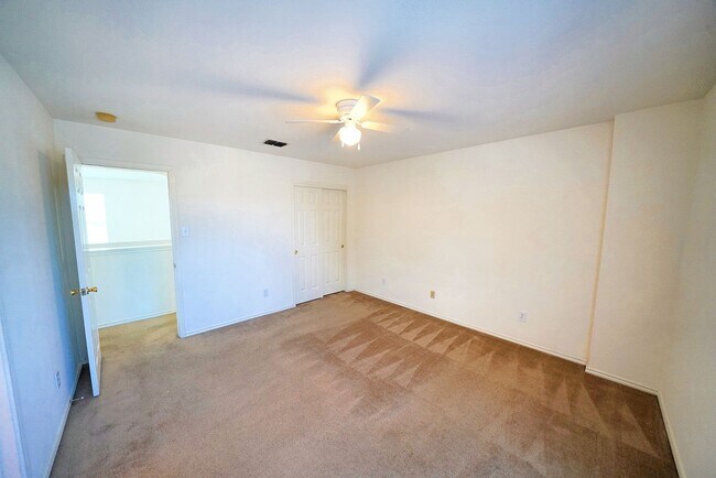 Building Photo - Lovely Home in Gated Universal City Neighb...