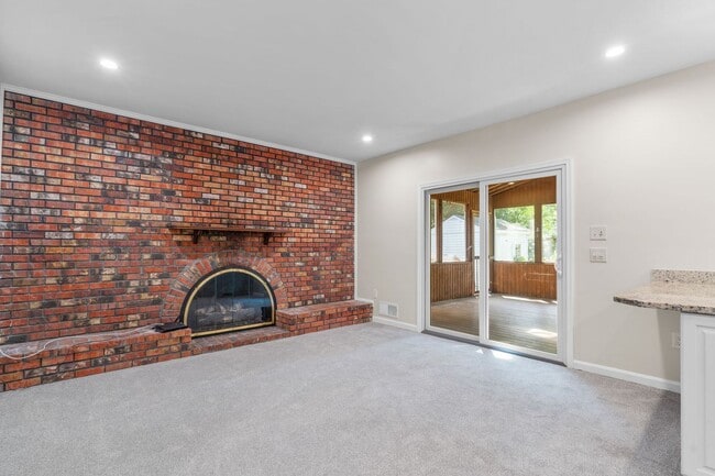 Building Photo - 5 Bed 3 Bath - Rockville Colonial - Update...