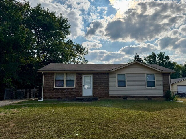 Primary Photo - Brick 3 bedroom ranch, large living room, ...