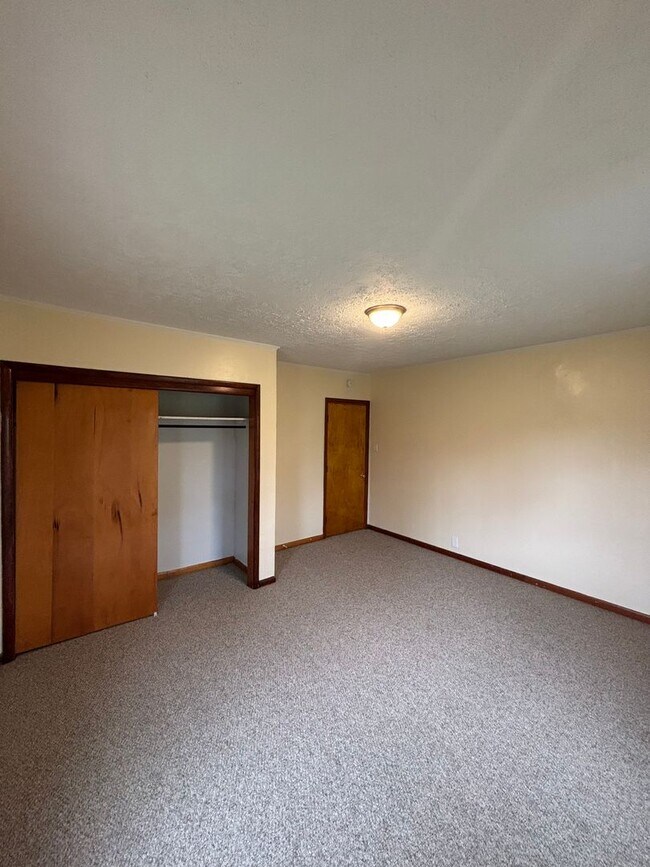 Building Photo - Newly Remodeled rancher in Halls