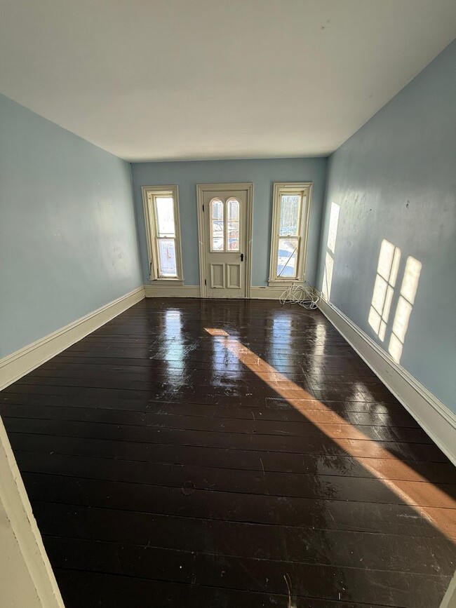 Building Photo - 2/3 bedrooms house