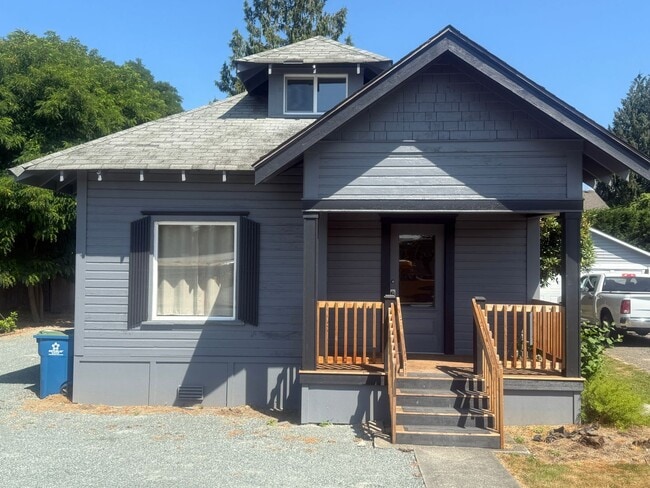 Building Photo - 3 Bed 1 Bath Newly Remodeled Pet Free Home...