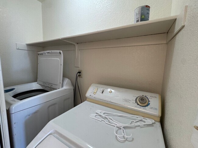 Building Photo - 3BR Duplex with gated yard and Garage