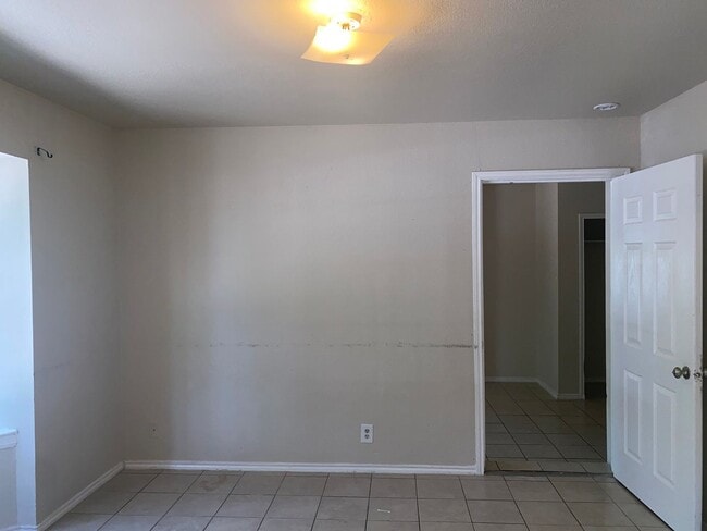 Building Photo - Near Downtown and PORT SA, BOEING CENTER T...