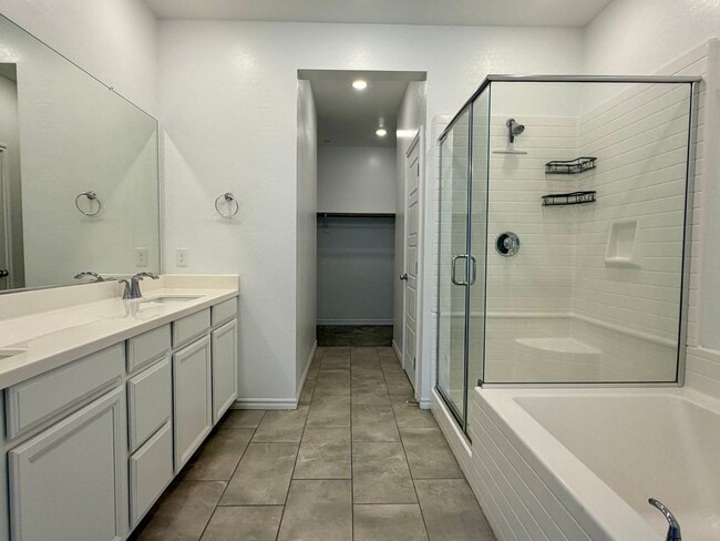 Building Photo - Amazing NLV 3 bed townhome