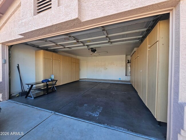 Building Photo - 5045 W Topeka Dr