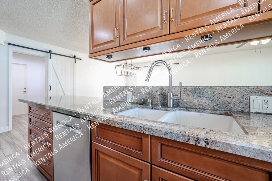 Building Photo - 10534 E Mercer Ln