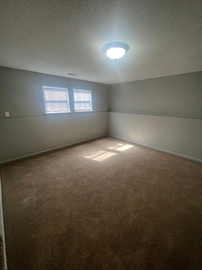 Building Photo - 429-431 Maple Grove Way