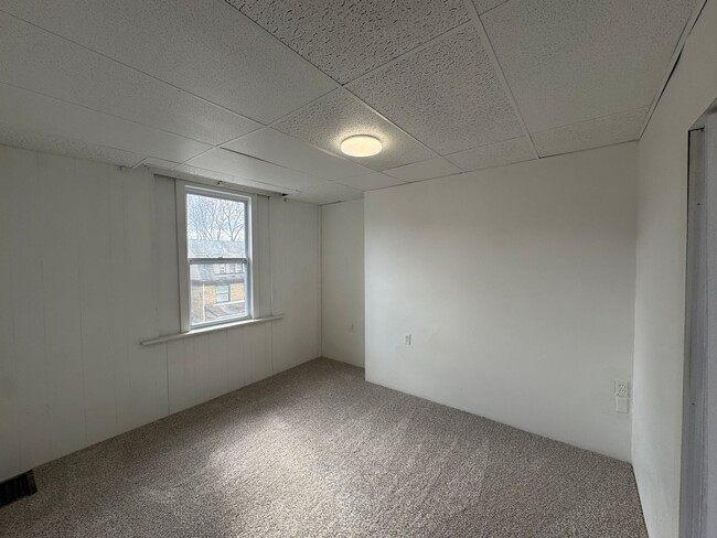Building Photo - AVAILABLE NOW!! 5 BED 1 BATH SINGLE FAMILY HOME!