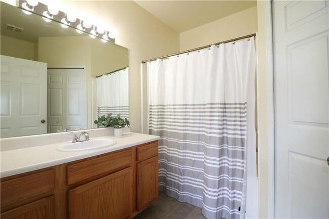 Building Photo - 447 W Longleaf Dr