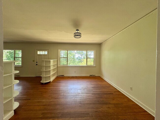Building Photo - 114 Lookout Cir SW