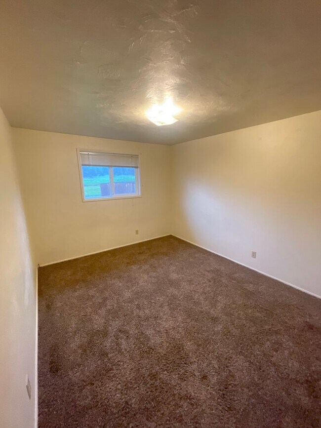 Building Photo - Large 2 Bedroom over looking the Golf Course!