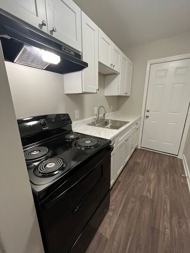 Building Photo - One Month Free! Classic 1 Bedroom Apartment in Historic Downtown College Park!