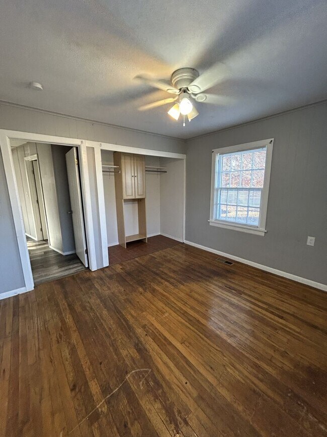Building Photo - PRE-LEASING- AVAILABLE JULY 10TH - 3 Bedroom/2 Bathroom House