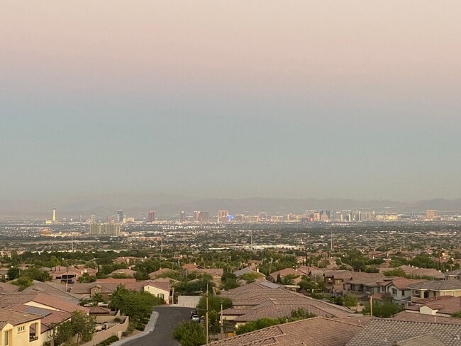 Building Photo - Gorgeous 3Bed/4Bath/2Car, 3-Story Townhome nestled in this beautiful Summerlin West Gated Communi...