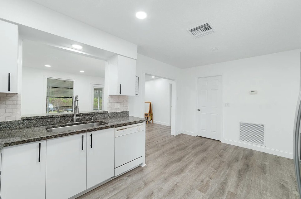 Building Photo - 181 SE Fallon Dr