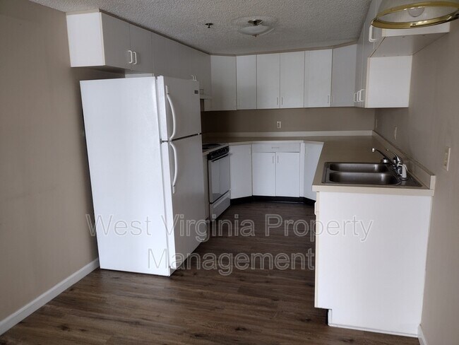 Building Photo - 104 N 8th St