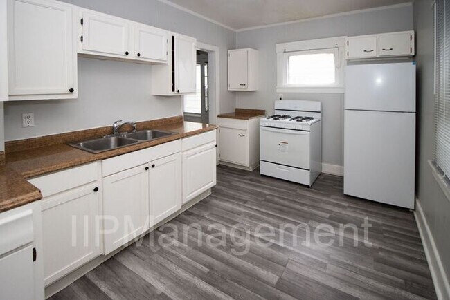 Building Photo - Newly Renovated 2 Bedroom Down Unit in Cle...