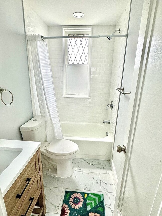 Building Photo - 4928 Lindenwood Ave