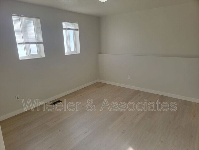 Building Photo - 4855 S 250 W