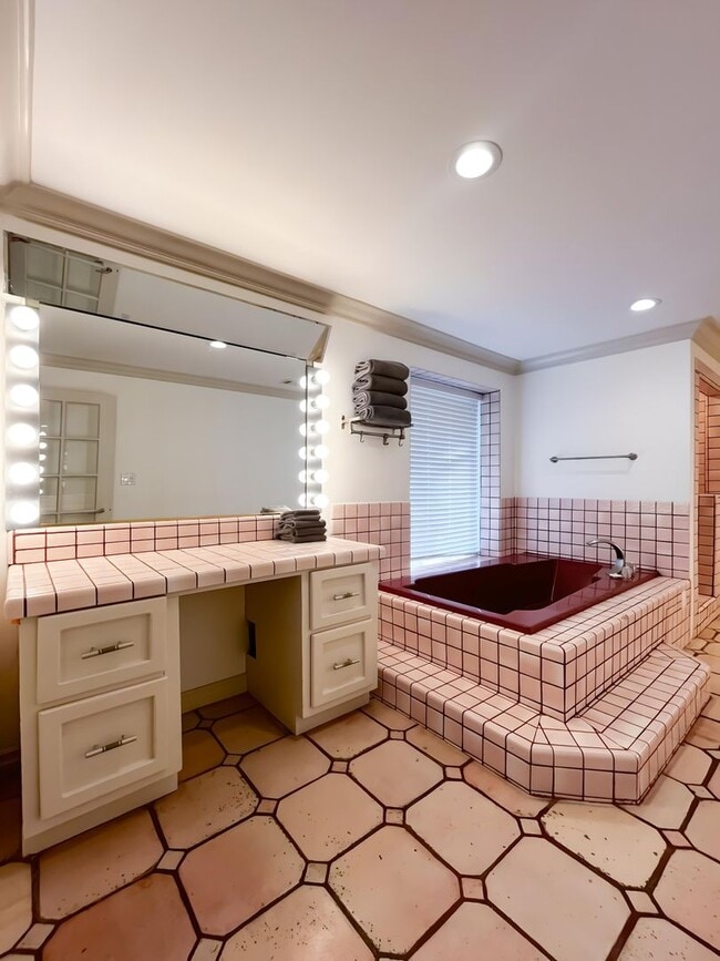 Building Photo - Unbelievable Furnished Studio Lease in WeH...