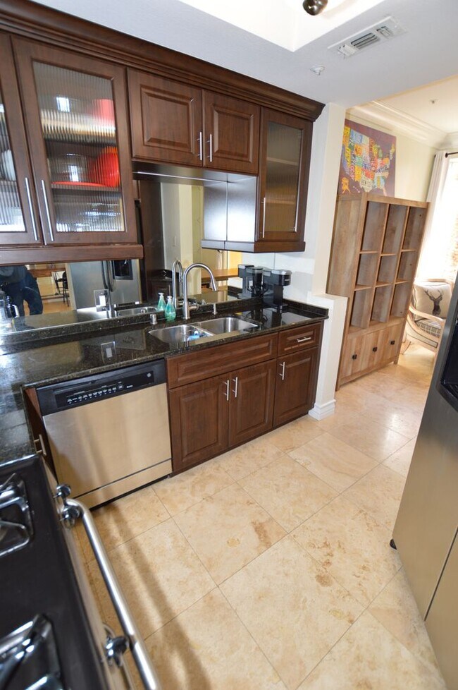 Building Photo - Beautiful and Bright Furnished, 1 Bd / 1 Ba  Condo w/ Pool View