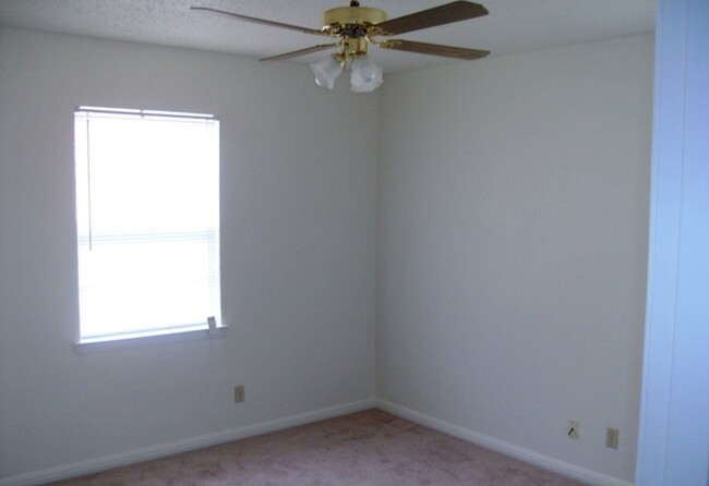 Building Photo - 804-804 Williamson Dr