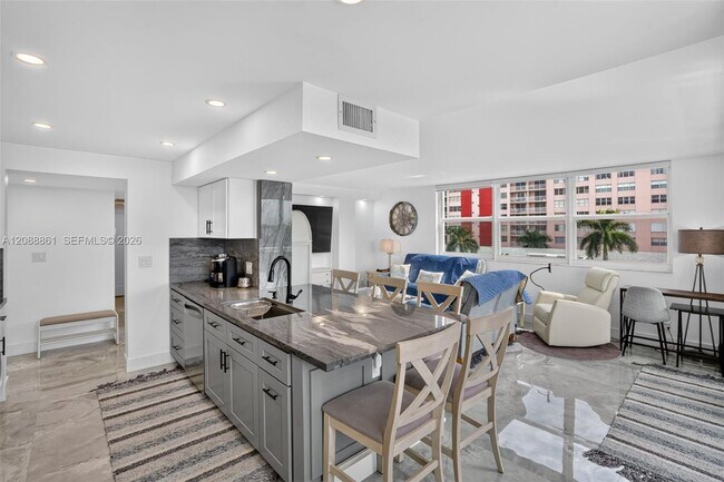 Building Photo - 3113 S Ocean Dr
