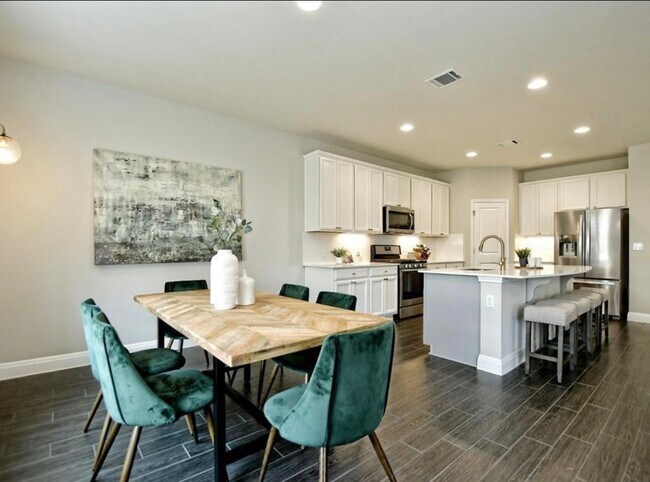Building Photo - 13911 Osmarea Dr
