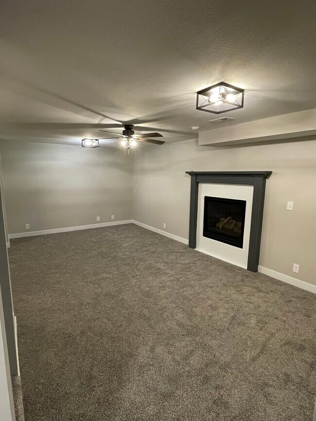 Building Photo - 627 Union Park Cir